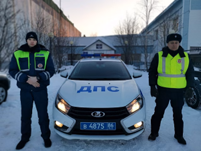 В Ханты-Мансийском автономном округе - Югре госавтоинспекторы оказали помощь водителю на трассе