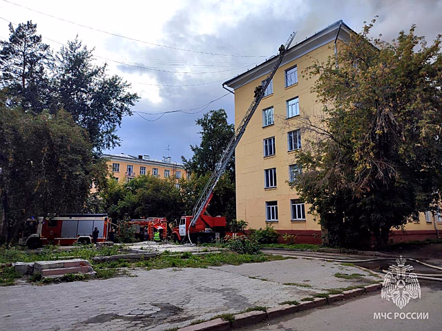 В Новосибирске в среду загорелась пятиэтажка возле ДК Горького