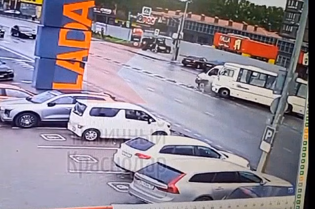 Маршрутка с пассажирами проехала на красный и протаранила «Газель» в Краснодаре
