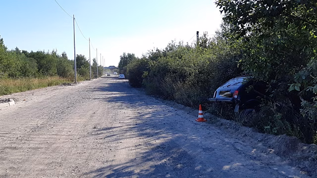 Автомобиль слетел с дороги в Вологде: пострадали три человека