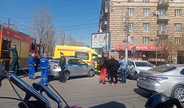 В центре Волгограда мотоцикл залетел под легковушку