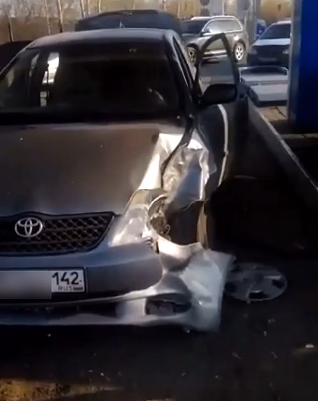 Отлетевшее колесо легковушки попало в автомобиль в Кемерове