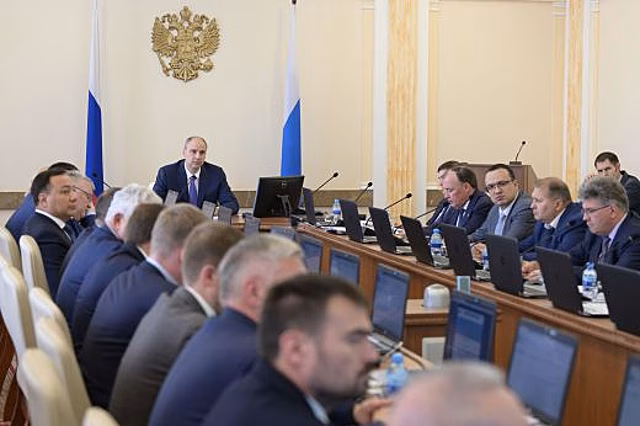 Денис Паслер заслушал доклады глав о ходе восстановительных работ в муниципалитетах, пострадавших от неблагоприятных метеорологических явлений