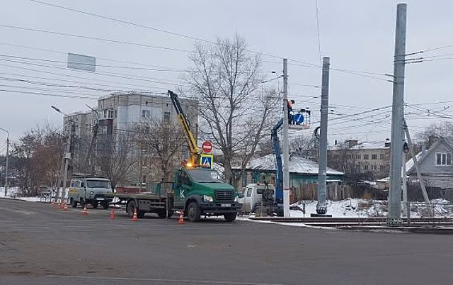 В Курске специалисты ремонтируют светофор на Октябрьской