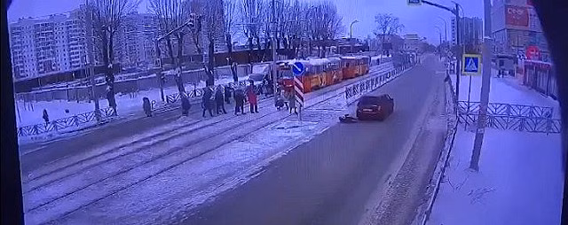В Екатеринбурге 9-летняя девочка поскользнулась на дороге и попала под машину