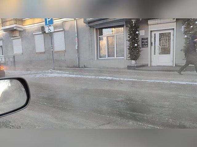 Канализация подтопила улицу в Чите