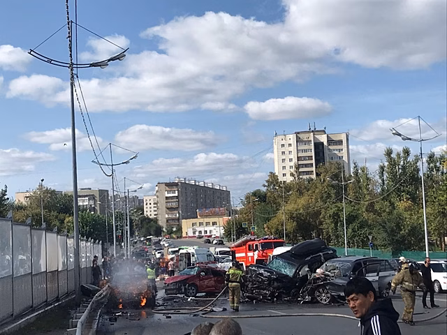 Вылетевшая на встречную полосу BMW уничтожила четыре машины на мосту в Тюмени