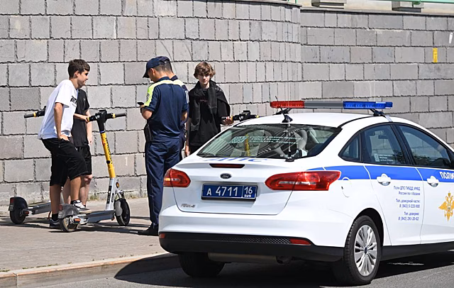 Юрист объяснил, что делать при ДТП с самокатчиком