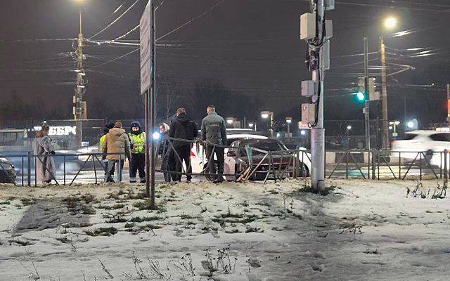 В Рязани напротив Центрального автовокзала машина врезалась в забор из-за аварии