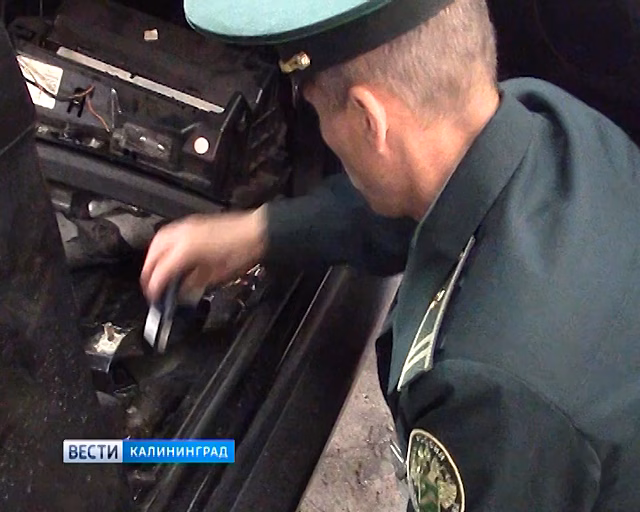 На границе задержали автомобиль с двумя тайниками, набитыми сигаретами