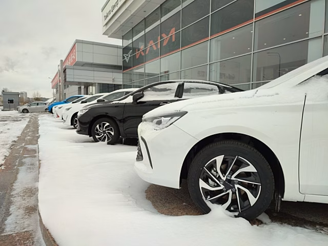 Почему россияне предпочитают китайские авто отечественным: «Российский автопром мертв»