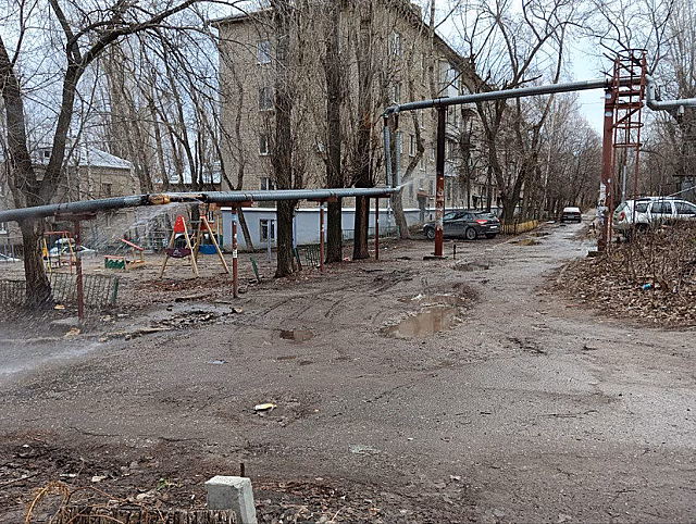 В Саратове двор пятиэтажек заливает крутым кипятком