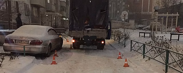 В Новосибирске во дворе дома под колёса «ГАЗели» попал трёхлетний мальчик