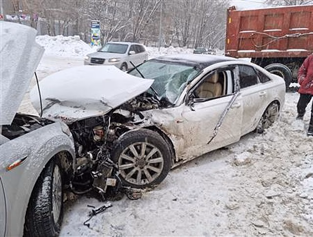 В ДТП с тремя автомобилями в Самаре пострадала автомобилистка