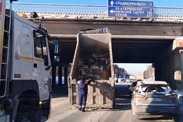Самосвал с поднятым кузовом врезался в мост на Серовском тракте