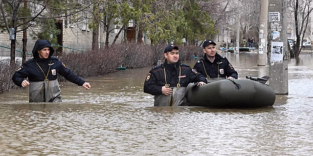 Первая 20-тонная фура с питьевой водой для пострадавших жителей отправится из Екатеринбурга в Орск