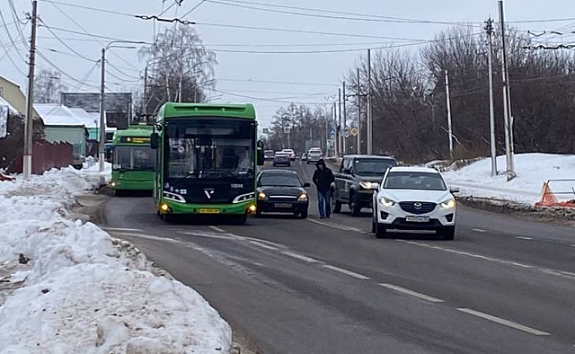 В Курске на ул.Пучковка столкнулись автобус и автомобиль