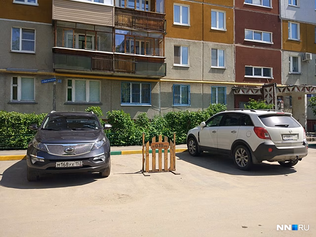 «Княжеские наделы» на Даргомыжского: автомобилисты поделили двор и расставили таблички с госномерами