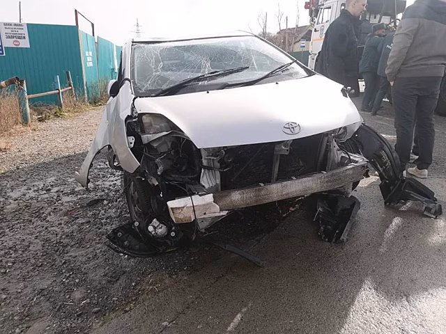 «Ужас какой»: на Русском острове Toyota Prius вылетел в море