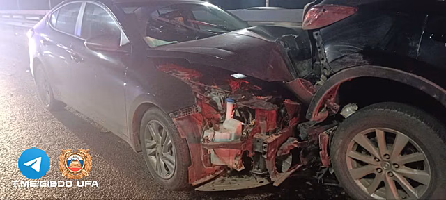 На проспекте Салавата Юлаева в Уфе водитель Hyundai въехал в стоящий автомобиль