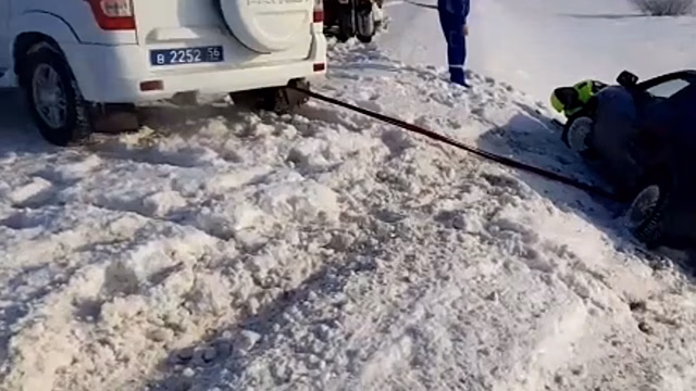 Под Переволоцком полицейские отбуксировали слетевшую в кювет «Калину»