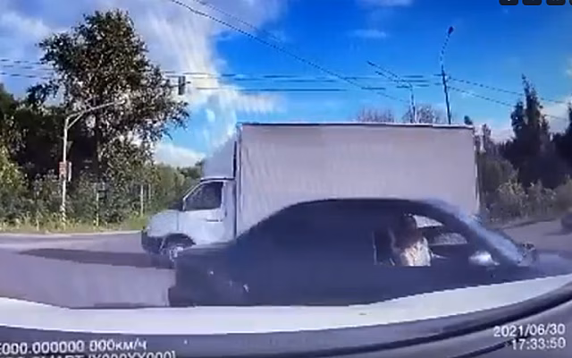 В Рязани водитель-нарушитель плюнул на соседний автомобиль