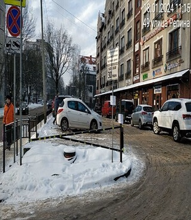 В Калининграде на К. Маркса демонтировали шлагбаум, который установили при въезде на общественную парковку