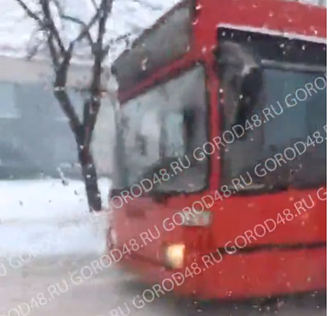 В Липецке на остановке загорелся пассажирский автобус