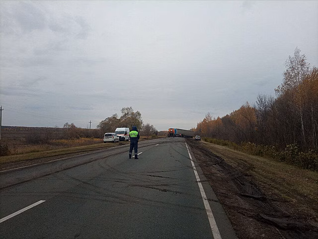 Грузовик перегородил движение на трассе под Саратовом на Тамбов
