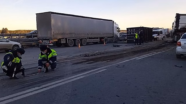 В Екатеринбурге столкнулись два грузовых автомобиля и УАЗ