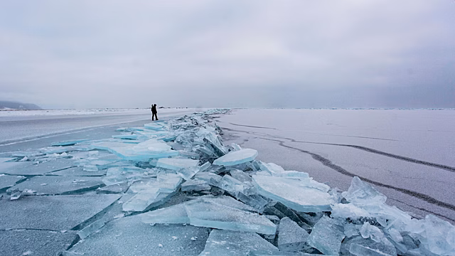 Водитель провалился на внедорожнике под лед Байкала