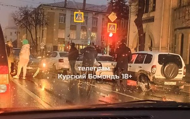 В Курске на Ленина 17 ноября столкнулись сразу пять авто