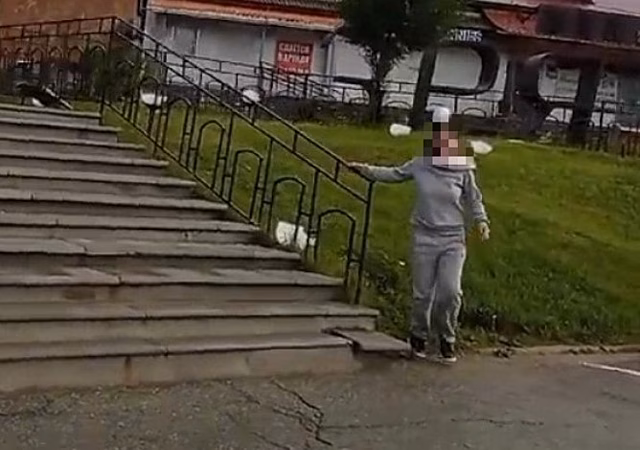 В Зее сняли на видео девушку, которая разгромила общественную территорию
