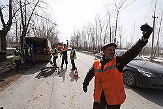 Дорожники залатают дыры из своего кармана