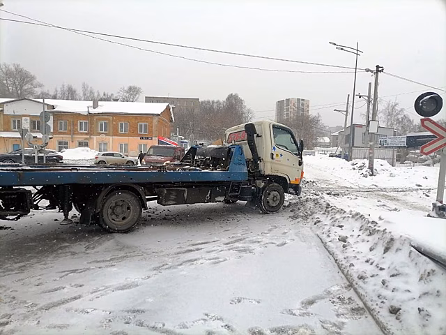 Локомотив столкнулся с эвакуатором в Ижевске на переезде
