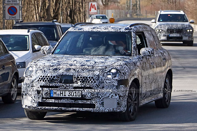 Следующее поколение MINI Countryman 2024 поймали на разрыве на Нюрбургринге