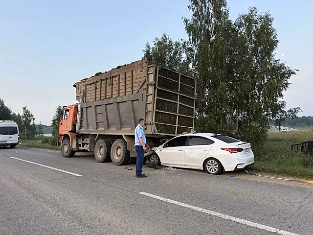 Иномарка влетела в людей, менявших колесо в Калужской области