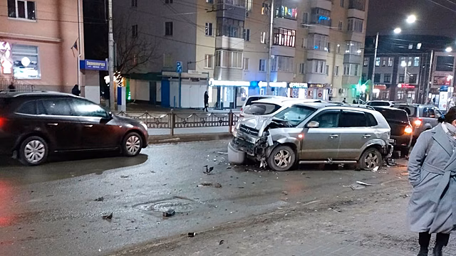 Маршрутка и восемь автомобилей столкнулись в Калуге