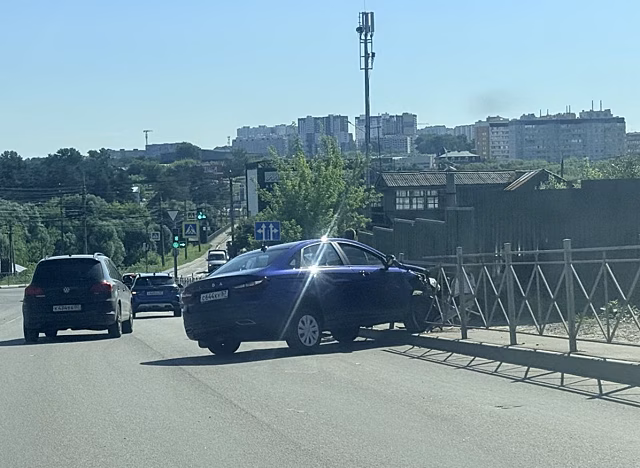 Lada врезалась в забор в Орле
