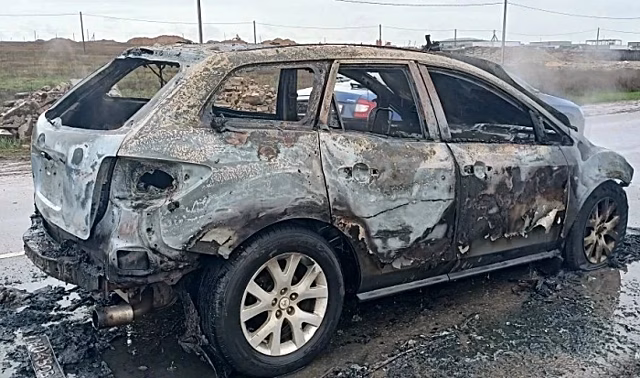 Легковой автомобиль сгорел на дороге в Волгограде