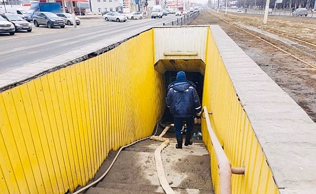 В Курске подземный переход на улице Народная вновь залило водой из-за отключившегося насоса