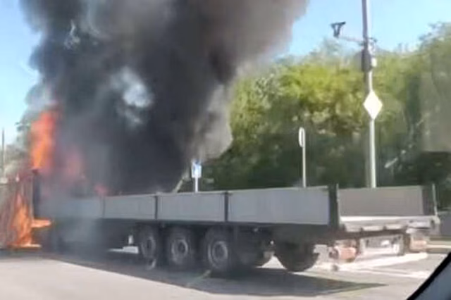 Тягач воспламенился на дороге и затруднил проезд в Москве