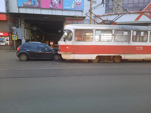 В Самаре около ТЦ "Аврора" легковушка столкнулась с трамваем