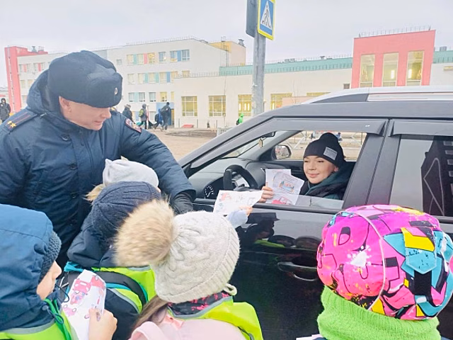 В Самарской области автомобилисткам дети вручили открытки в честь Дня матери