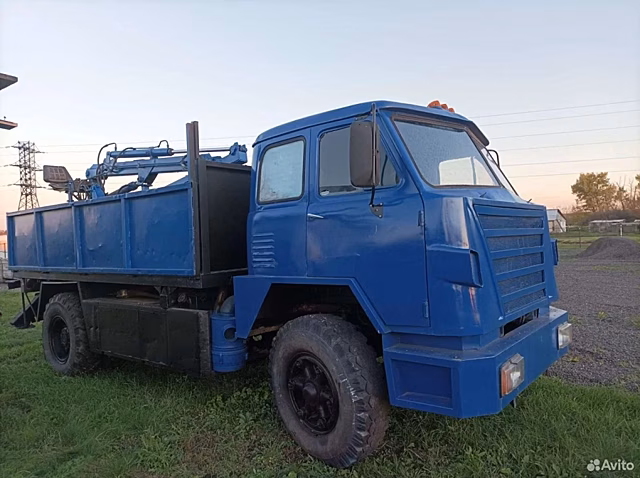 На продажу выставили МАЗ-5549 с очень необычным тюнингом в современном стиле