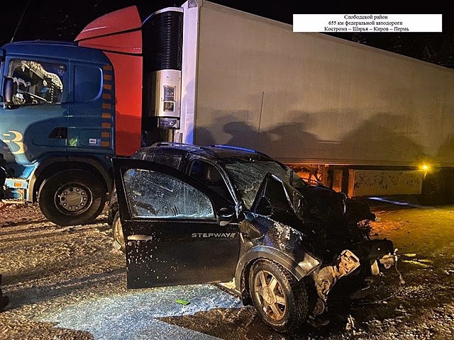 В Слободском районе «КАМАЗ" учинил тройное ДТП на трассе