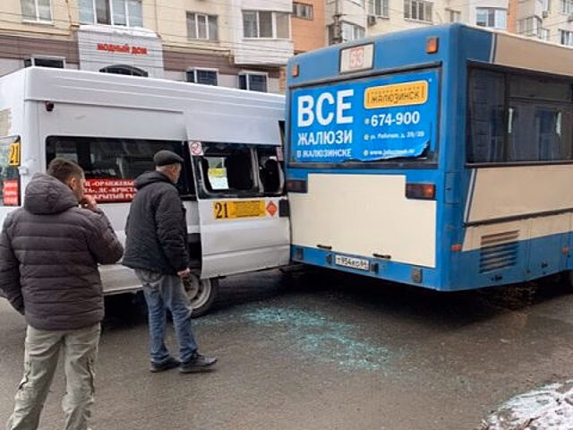 В центре Саратова маршрутка столкнулась с двумя легковушками