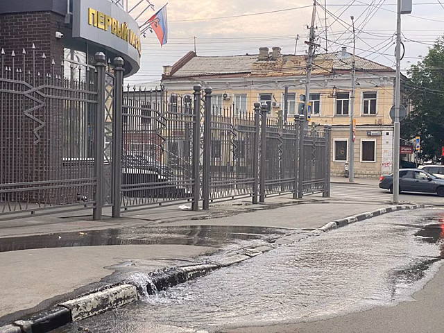 Федеральное учреждение в Саратове топит из-за прорыва водопровода