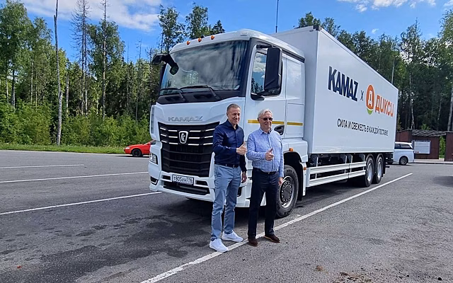Гендиректор КамАЗа приехал на ПМЭФ за рулем нового КамАЗ-65658