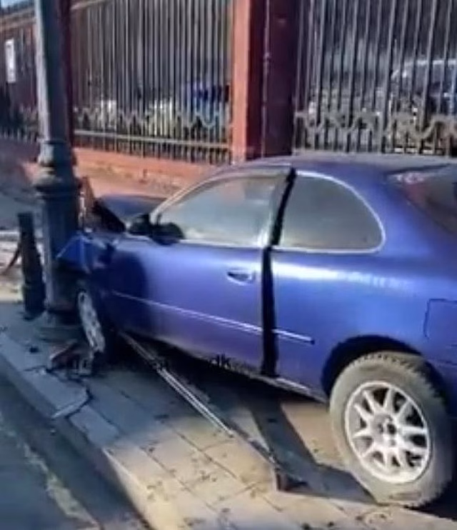 «Новый метод парковки»: в центре Владивостока водитель врезался в столб